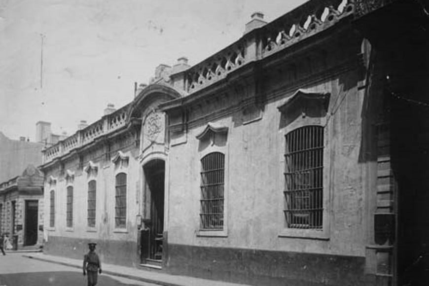 Casa de "la virreina" Rafaela en la ciudad de Buenos Aires. Casona ubicada en la esquina de las actuales calle Belgrano y Perú, demolida hacia el año 1910. Era una residencia de varias habitaciones, amplios patios y cocheras con establo.