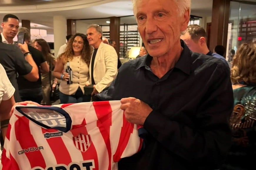 Pekerman recibió de regalo la camiseta de Unión que le obsequió Pumpido, quien no estuvo presente en el homenaje a los campeones del 86 porque debió viajar a ver Alemania-Paraguay por Conmebol.