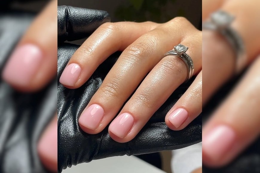 La manicura apuesta por un acabado natural y brillante.