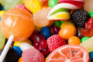 El clásico eslogan que acompañó a generaciones enteras, "Una golosina por un beso", experimentó una profunda metamorfosis con el paso del tiempo.