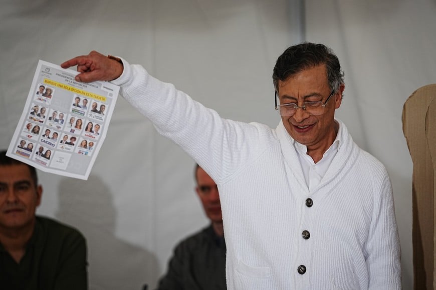 (260531) -- BOGOTA, 31 mayo, 2026 (Xinhua) -- El presidente colombiano, Gustavo Petro, muestra su boleta electoral antes de emitir su voto durante la jornada electoral en las instalaciones del Congreso de la República de Colombia, en Bogotá, capital de Colombia, el 31 de mayo de 2026. La jornada electoral en Colombia para elegir al nuevo presidente y vicepresidente para el período 2026-2030 dio inicio el domingo a las 8:00 (hora local) con la apertura de 120.527 mesas de votación en 13.489 distritos electorales, repartidos en todo el territorio nacional, en donde fueron desplegados más de 400 mil miembros de la Fuerza Pública para garantizar la seguridad durante los comicios. (Xinhua/Andrés Moreno) (am) (rtg) (ah)