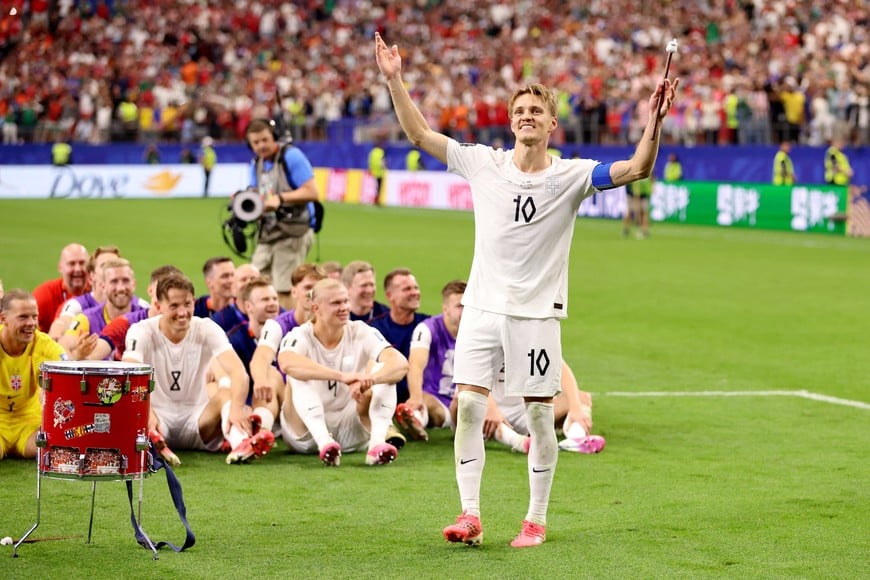 Soccer Football - FIFA World Cup 2026 - Round of 32 - Ivory Coast v Norway - Dallas Stadium, Arlington, Texas, U.S. - June 30, 2026
Norway's Martin Odegaard plays the drum as the players do the Viking Row after the match as Norway qualify for the round of 16 stage of the World Cup IMAGN IMAGES via Reuters/Tim Heitman