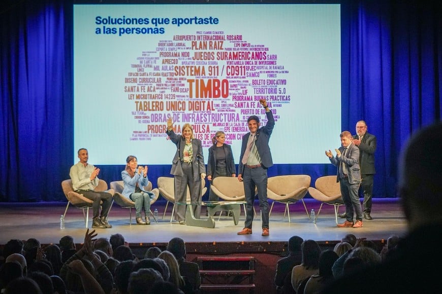 El cierre del acto en ATE Casa España con Pullaro y Scaglia en el centro del escenario. Foto: Gobierno de Santa Fe
