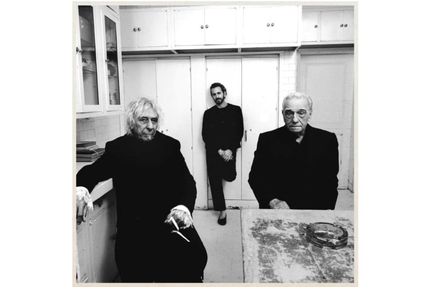 El músico John Cale, el diseñador Marc Jacobs y el cineasta Martin Scorsese, representando los tres conceptos que dan nombre al disco “Music, Fashion, Film” de Charli XCX, retratados por Aidan Zamiri.