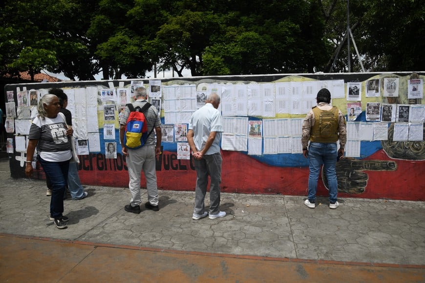 (260630) -- CARACAS, 30 junio, 2026 (Xinhua) -- Personas observan carteles con información sobre personas desaparecidas luego de que se registraran dos terremotos, en el Parque del Oeste, en Caracas, Venezuela, el 30 de junio de 2026. Los dos sismos consecutivos ocurridos en Venezuela el miércoles han dejado hasta el momento 1.719 fallecidos, 5.034 heridos y cuantiosas pérdidas materiales, de acuerdo con la información oficial preliminar. (Xinhua/Marcos Salgado) (ms) (jg) (ra) (ce)