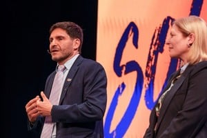 El cierre del acto en ATE Casa España con Pullaro y Scaglia en el centro del escenario. Foto: Gobierno de Santa Fe