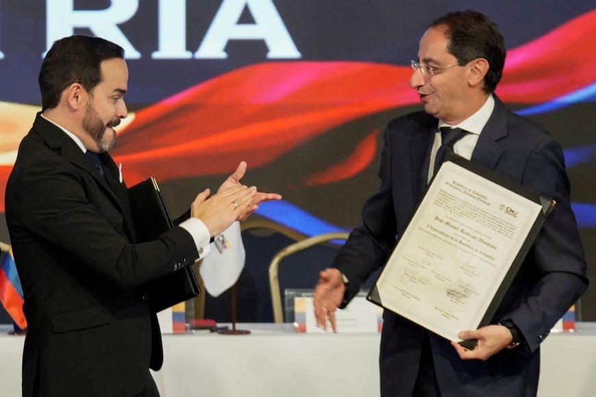 Colombia's President-elect Abelardo de la Espriella applauds Vice President-elect Jose Manuel Restrepo who presents his credentials received from Colombia's National Electoral Council's President Cristian Ricardo Quiroz Romero, in Bogota, Colombia, June 25, 2026. REUTERS/Sergio Acero