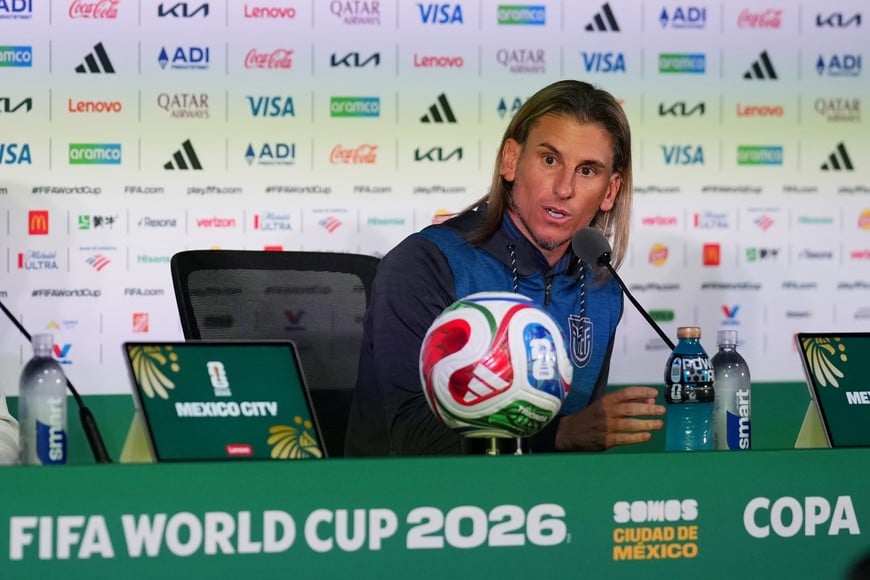 (260630) -- CIUDAD DE MEXICO, 30 junio, 2026 (Xinhua) -- Imagen del 29 de junio de 2026 de Sebastián Beccacece, director técnico de Ecuador, asistiendo a una conferencia de prensa en la Copa Mundial de la FIFA 2026, en el Estadio Ciudad de México, en la Ciudad de México, capital de México. (Xinhua/Li Muzi) (jg) (ra) (ce)