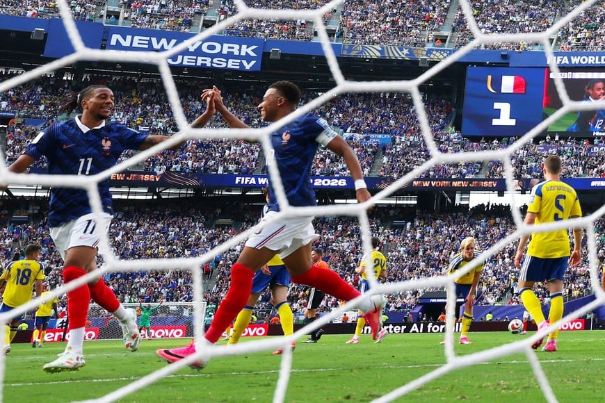 Soccer Football - FIFA World Cup 2026 - Round of 32 - France v Sweden - New York New Jersey Stadium, East Rutherford, New Jersey, U.S. - June 30, 2026
France's Kylian Mbappe and France's Michael Olise celebrate their second goal scored by France's Bradley Barcola REUTERS/John Sibley