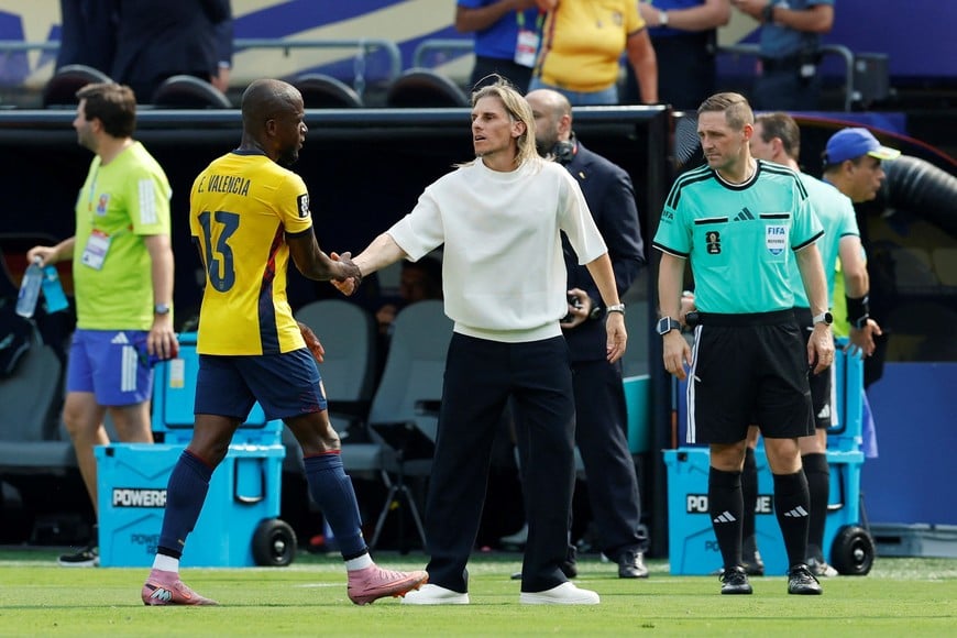 Soccer Football - FIFA World Cup 2026 - Group E - Ecuador v Germany - New York/New Jersey Stadium, East Rutherford, New Jersey, U.S. - June 25, 2026
Ecuador's Enner Valencia shakes hands with coach Sebastian Beccacece REUTERS/Jeenah Moon