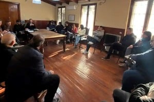Reunión entre el cuerpo legislativo, taxistas y remisero en la presidencia del Concejo.