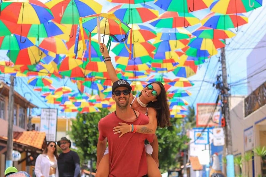 La "calle de los paraguas" en Porto de Galinhas (Brasil) es otro clásico. Foto: Gentileza web (portodegalinhas)