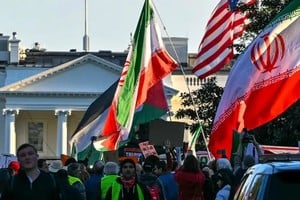 Manifestantes contrarios a la escalada bélica contra Irán frente a la Casa Blanca. Ambos países se acusan mutuamente de haber violado el acuerdo de alto el fuego firmado el pasado 17 de junio pasado.