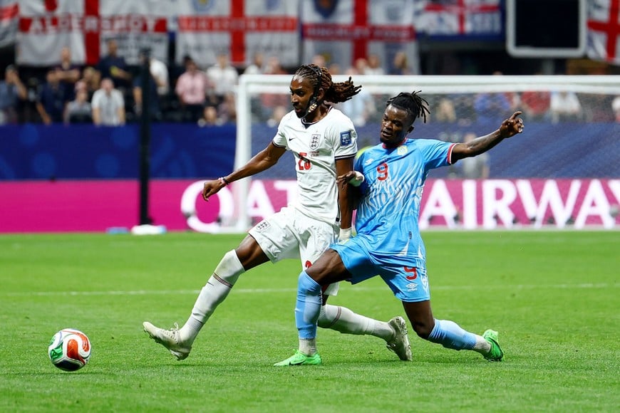 Soccer Football - FIFA World Cup 2026 - Round of 32 - England v DR Congo - Atlanta Stadium, Atlanta, Georgia, U.S. - July 1, 2026
England's Djed Spence in action with DR Congo's Brian Cipenga REUTERS/Claudia Greco