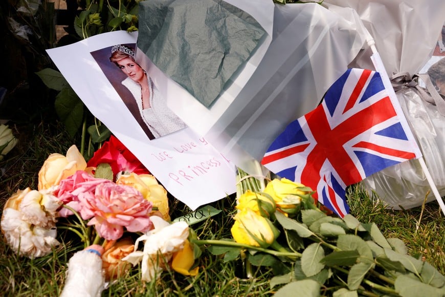 A tribute to Britain's Princess Diana is seen outside Kensington Palace, before the installation of a statue in honour of Princess Diana, in London, Britain, July 1, 2021. REUTERS/John Sibley