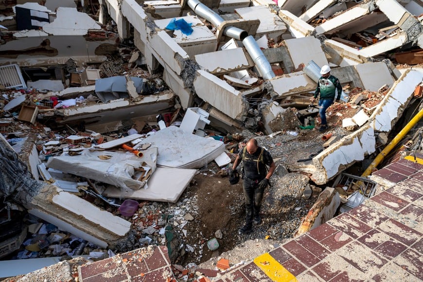 Volunteers and rescuers help to find survivors in a collapsed building in Caraballeda, La Guaira state, Venezuela, on June 30, 2026, following the June 24 twin earthquakes. MIGUEL MEDINA/Pool via REUTERS