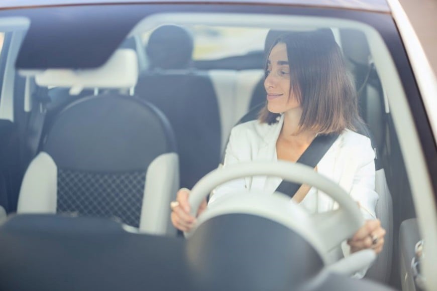 Mujer manejando auto. Freepik