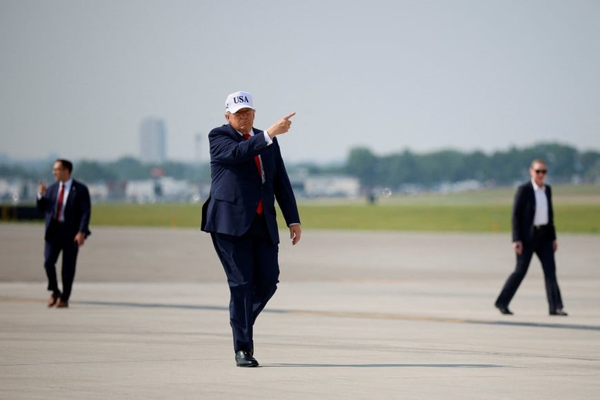 U.S. President Donald Trump walks on the tarmac before boarding Air Force One to return to Joint Base Andrews, Maryland, at Bismarck Municipal Airport, in Bismarck, North Dakota, U.S., July 1, 2026. REUTERS/Evan Vucci