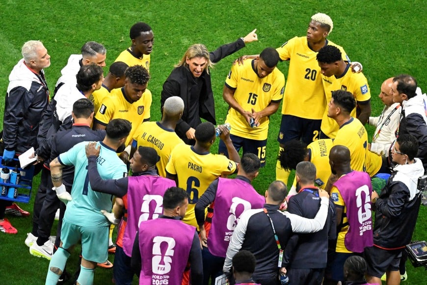 (260630) -- CIUDAD DE MEXICO, 30 junio, 2026 (Xinhua) -- Sebastián Beccacece (c-arriba), director técnico de Ecuador, da indicaciones en la pausa para hidratarse durante el partido de dieciseisavos de final de la Copa Mundial de la FIFA 2026 ante México, celebrado en el Estadio Ciudad de México, en la Ciudad de México, capital de México, el 30 de junio de 2026. (Xinhua/Li Muzi) (ah) (vf)