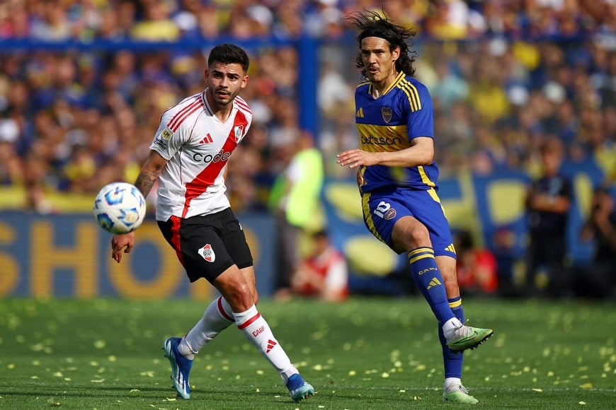 Soccer Football - Argentina Primera Division - Boca Juniors v River Plate - Estadio La Bombonera, Buenos Aires, Argentina - September 21, 2024
Boca Juniors' Edinson Cavani in action with River Plate's Santiago Simon REUTERS/Agustin Marcarian