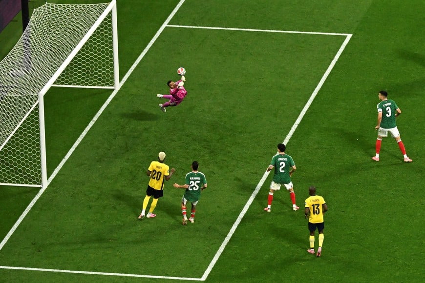 (260630) -- CIUDAD DE MEXICO, 30 junio, 2026 (Xinhua) -- El guardameta Raúl Rangel (arriba), de México, ataja el balón durante el partido de dieciseisavos de final de la Copa Mundial de la FIFA 2026 ante Ecuador, celebrado en el Estadio Ciudad de México, en la Ciudad de México, capital de México, el 30 de junio de 2026. (Xinhua/Li Muzi) (ah) (vf)