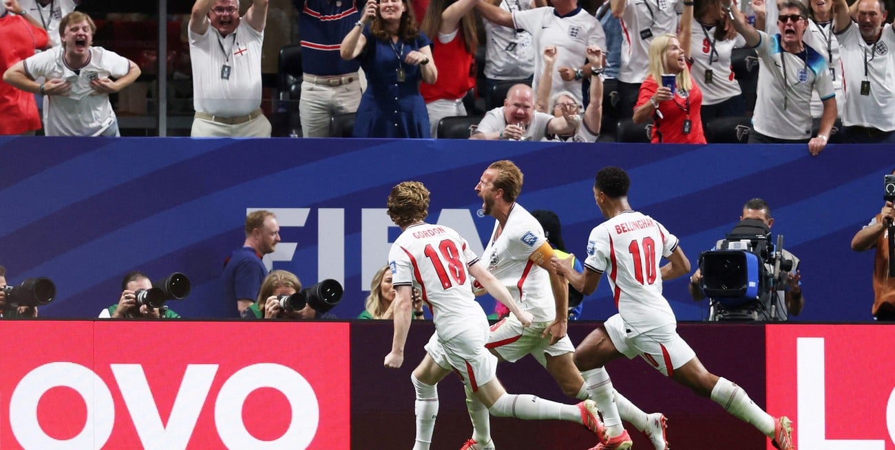 Con dos goles de Harry Kane, Inglaterra derrotó 2-1 a Congo sobre el final y clasificó a octavos