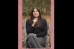 Bere, la joven que espera a su familia. Foto: Captura de pantalla