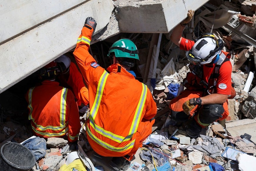 Rescuers work at the site of a collapsed building, in the aftermath of earthquakes, in La Guaira, Venezuela, July 1, 2026. REUTERS/Ricardo Arduengo
