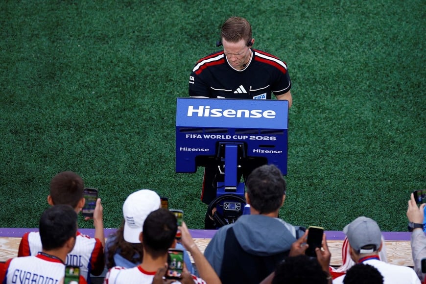 Soccer Football - FIFA World Cup 2026 - Group L - Croatia v Ghana - Philadelphia Stadium, Philadelphia, Pennsylvania, U.S. - June 27, 2026
Referee Drew Fischer refers to VAR to review the goal scored by Ghana's Derrick Luckassen REUTERS/Pilar Olivares