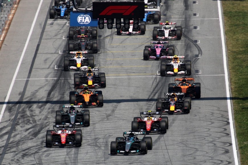 Formula One F1 - Austrian Grand Prix - Red Bull Ring, Spielberg, Austria - June 28, 2026
Mercedes' George Russell leads into the first corner at the start of the race ahead of Ferrari's Lewis Hamilton REUTERS/Leonhard Foeger TPX IMAGES OF THE DAY