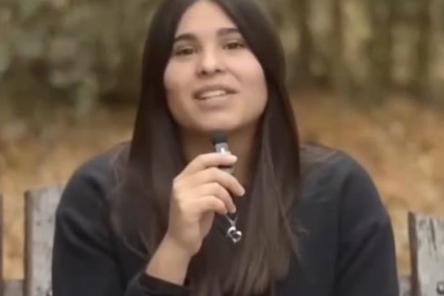 Bere, la joven que espera a su familia.
Captura de pantalla.