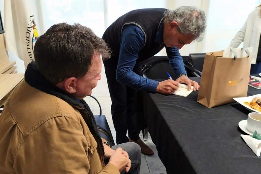 Raimundo distinguió la trayectoria cultural del músico y escritor Carlos Panario