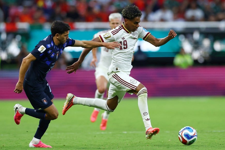 Soccer Football - FIFA World Cup 2026 - Group H - Uruguay v Spain - Estadio Guadalajara, Guadalajara, Mexico - June 26, 2026
Spain's Lamine Yamal in action with Uruguay's Juan Manuel Sanabria REUTERS/Daniel Becerril