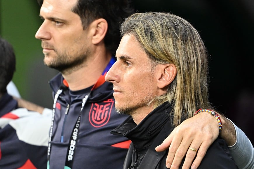 (260630) -- CIUDAD DE MEXICO, 30 junio, 2026 (Xinhua) -- Sebastián Beccacece (d), director técnico de Ecuador, es visto previo al partido de dieciseisavos de final de la Copa Mundial de la FIFA 2026 ante México, celebrado en el Estadio Ciudad de México, en la Ciudad de México, capital de México, el 30 de junio de 2026. (Xinhua/Wu Wei) (ah) (vf)