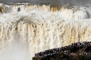 La intensa bruma y la fuerza de los saltos sorprenden a quienes visitan el Parque Nacional Iguazú