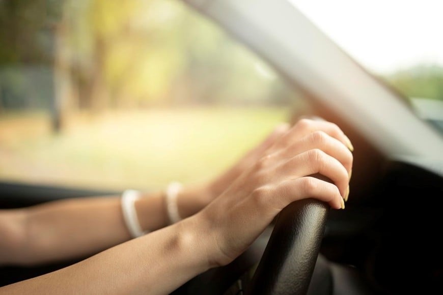Mujer manejando auto. Freepik