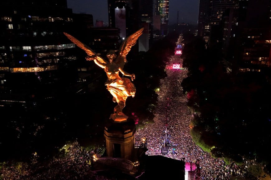 Soccer Football - FIFA World Cup 2026 - Round of 32 - Mexico v Ecuador - Fans gather in Mexico City - Mexico City, Mexico - June 30, 2026 A drone view shows Mexico fans gathering at the Angel de la Independencia before the match REUTERS/Armando Vega TPX IMAGES OF THE DAY