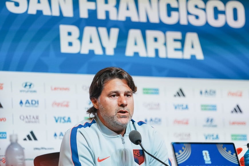 (260701) -- SAN FRANCISCO, 1 julio, 2026 (Xinhua) -- Imagen del 30 de junio de 2026 de Mauricio Pochettino, director técnico de Estados Unidos, asistiendo a una conferencia de prensa previa al partido de dieciseisavos de final de la Copa Mundial de la FIFA 2026 ante Bosnia y Herzegovina, en el Estadio Bahía de San Francisco, en San Francisco, Estados Unidos. (Xinhua/Xu Chang) (da) (ra) (ah)
