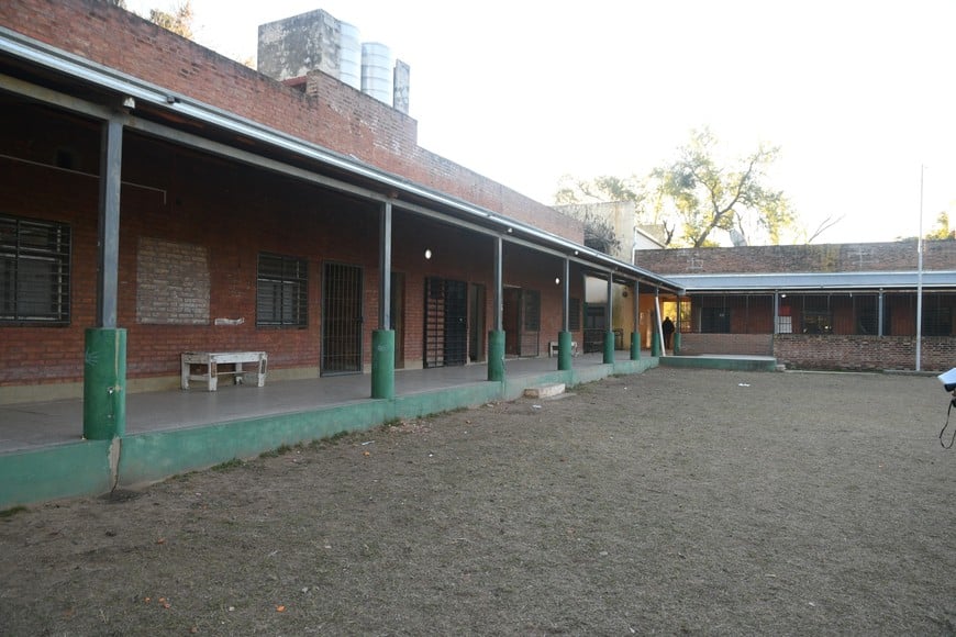 La escuela fue blanco de robo y destrozos en febrero y ahora iniciaron trabajos de cerramiento de la galería. Foto: Manuel Fabatía