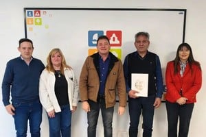 Raimundo distinguió la trayectoria cultural del músico y escritor Carlos Panario