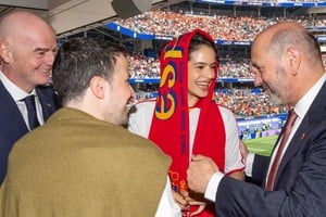Rosalía alentó a España junto a Gianni Infantino.