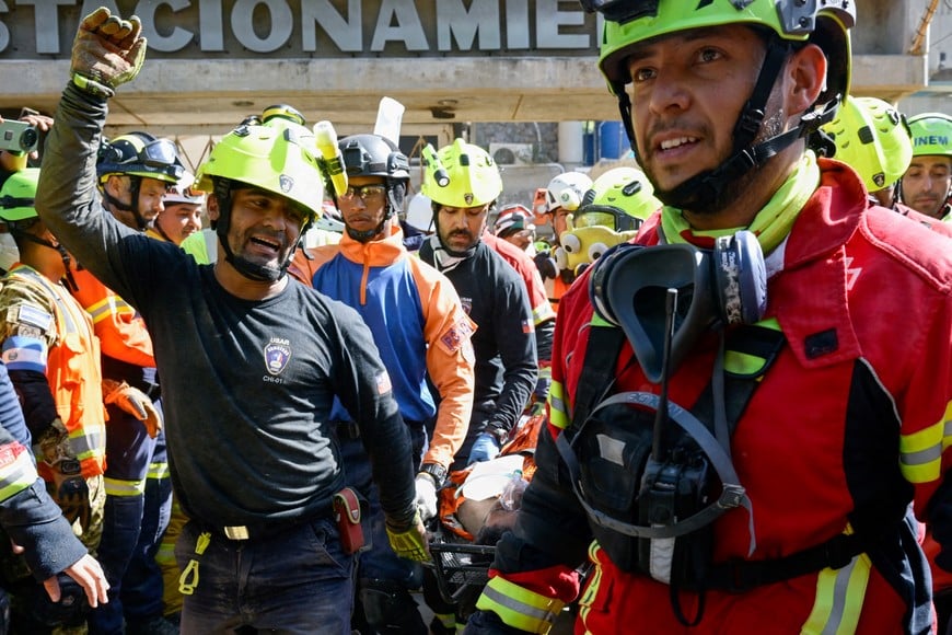 Rescue workers transport survivor Hernan Alberto Gil, who was trapped for over a week at a collapsed mall following June 24 earthquakes, in La Guaira, Venezuela, July 2, 2026. REUTERS/Maxwell Briceno