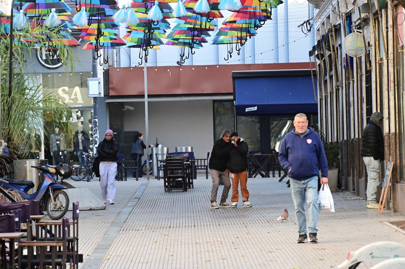 Santa Fe ya tiene su propio corredor de sombrillas en la Cortada Falucho.