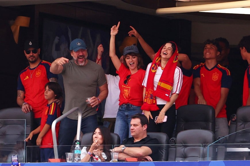Soccer Football - FIFA World Cup 2026 - Round of 32 - Spain v Austria - Los Angeles Stadium, Inglewood, California, U.S. - July 2, 2026
Actor Javier Bardem with wife and actress Penelope Cruz and singer Rosalia in the stands as they celebrate Spain advancing to the round of 16 stage of the World Cup after the match IMAGN IMAGES via Reuters/Jessie Alcheh