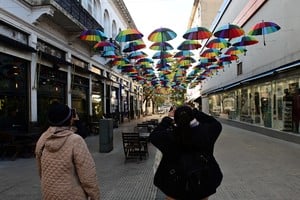 Santa Fe ya tiene su propio corredor de sombrillas en la Cortada Falucho. Crédito: Flavio Raina