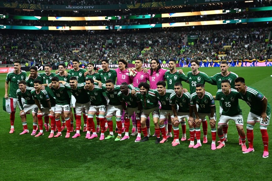 (260630) -- CIUDAD DE MEXICO, 30 junio, 2026 (Xinhua) -- Jugadores de México posan para fotografías grupales previo al partido de dieciseisavos de final de la Copa Mundial de la FIFA 2026 ante Ecuador, celebrado en el Estadio Ciudad de México, en la Ciudad de México, capital de México, el 30 de junio de 2026. (Xinhua/Wu Wei) (ah) (vf)
