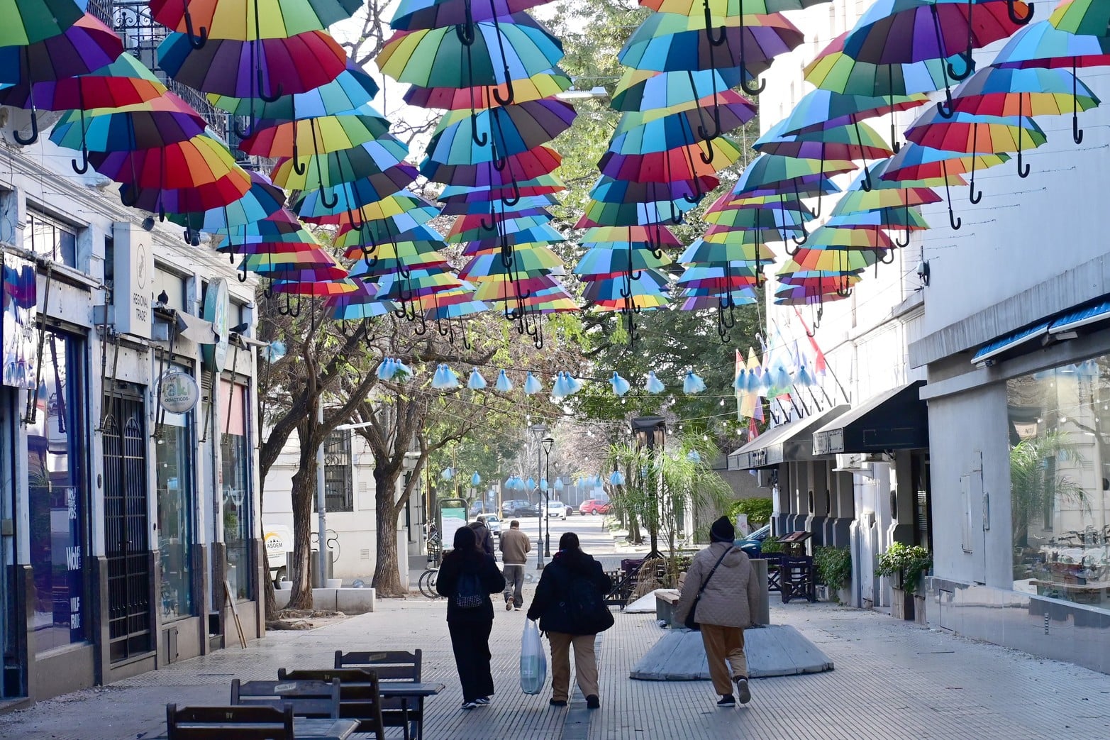 Santa Fe ya tiene su propio corredor de sombrillas en la Cortada Falucho.