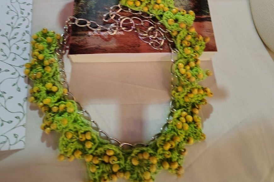 Joyería contemporánea que une raíces y sueños, en el stand de Brotes, una de las marcas santafesinas de la Diseña. Archivo.