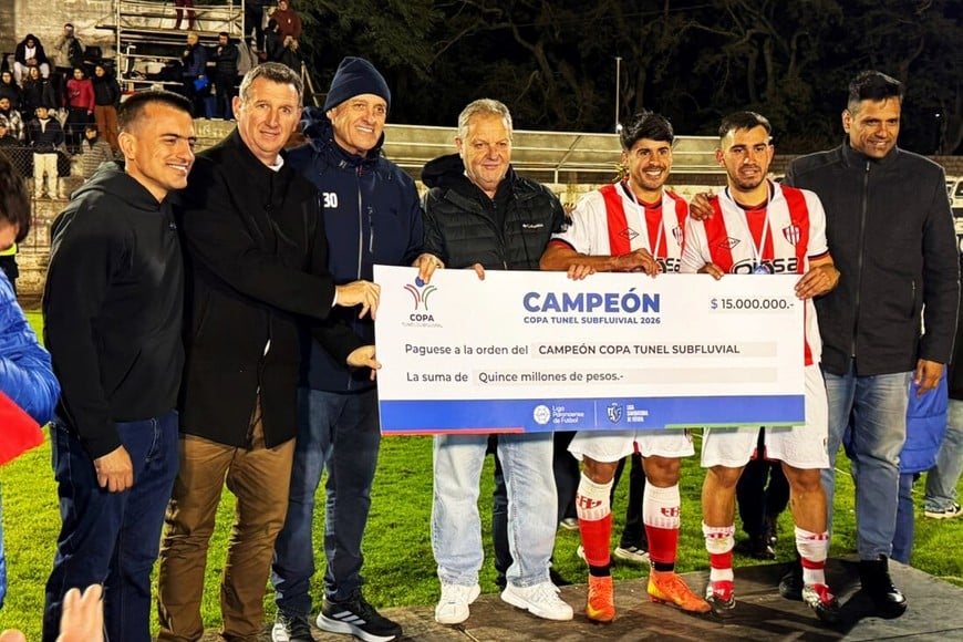 No faltó nadie. Además de la Copa de Campeón, Atlético Paraná se llevó el cheque de 15 millones de pesos. Gentileza