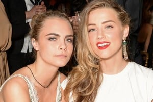 Cara Delevingne confirmó un romance con Amber Heard.